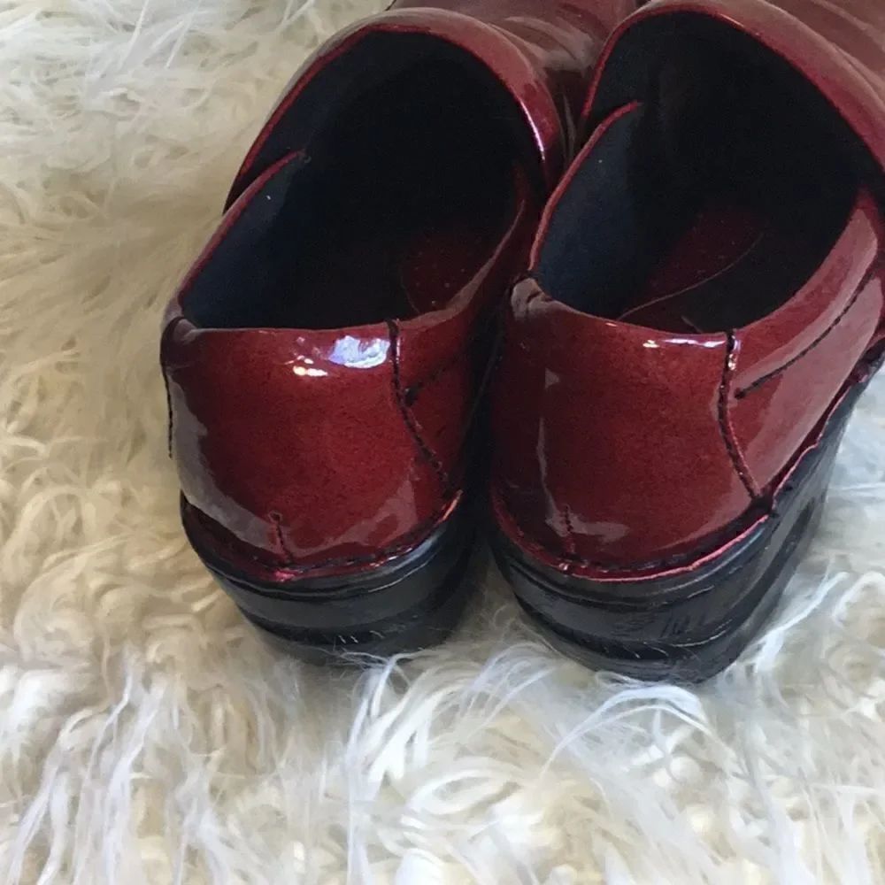 Deep red clog type shoes in size 6 NWOT - Picture 8 of 14